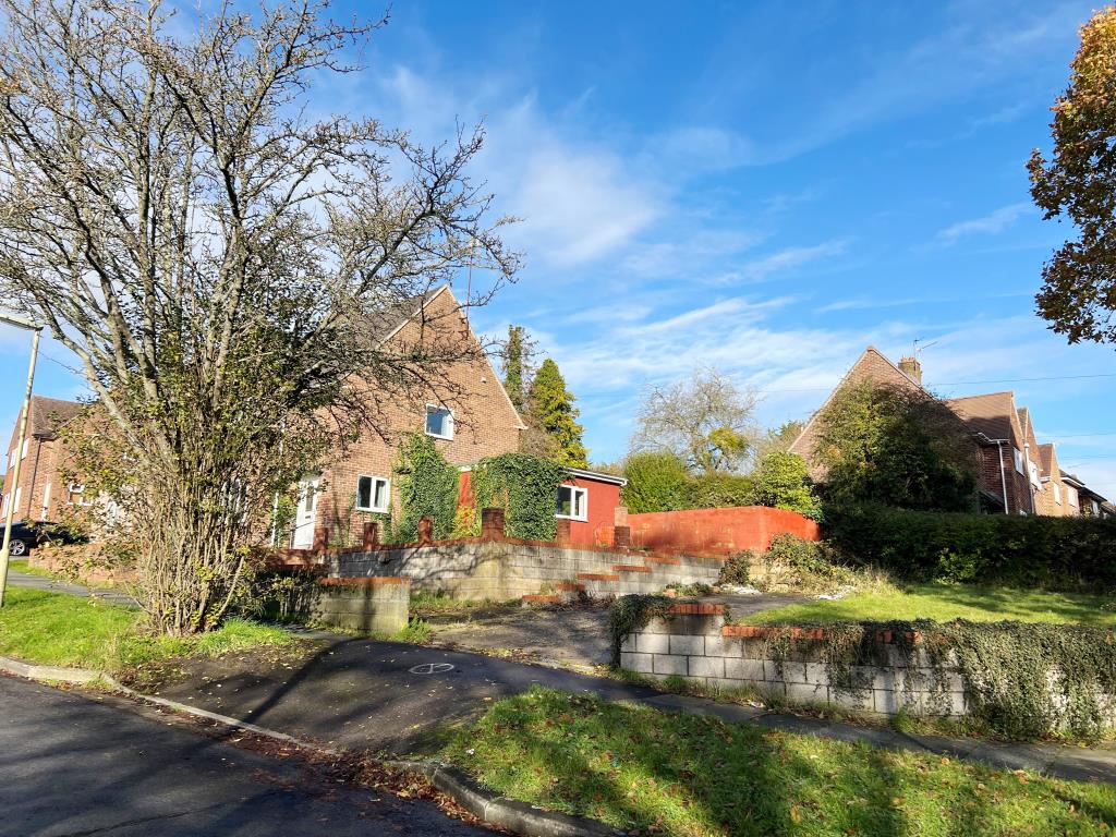 Lot: 141 - HOUSE WITH PLANNING TO ADD TWO ADDITIONAL DWELLINGS - Side garden and driveway showing space for additional dwellings